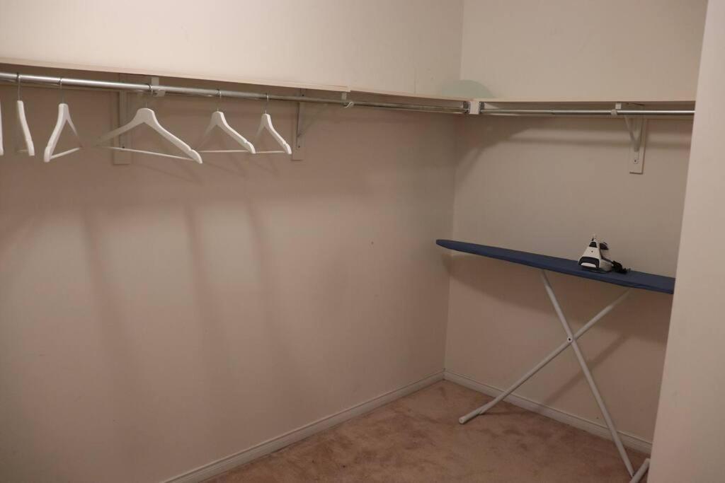 Entire 4 Bed Room Detached Residential Home 埃杰克斯 外观 照片