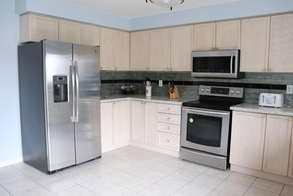 Entire 4 Bed Room Detached Residential Home 埃杰克斯 外观 照片