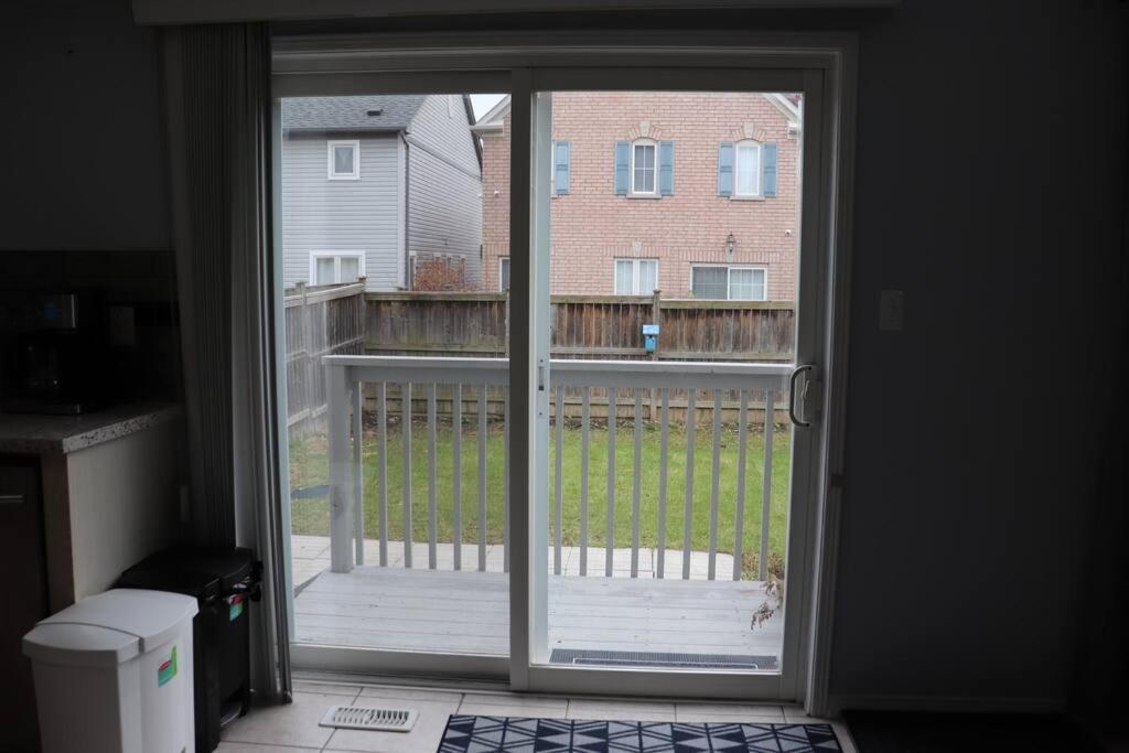 Entire 4 Bed Room Detached Residential Home 埃杰克斯 外观 照片