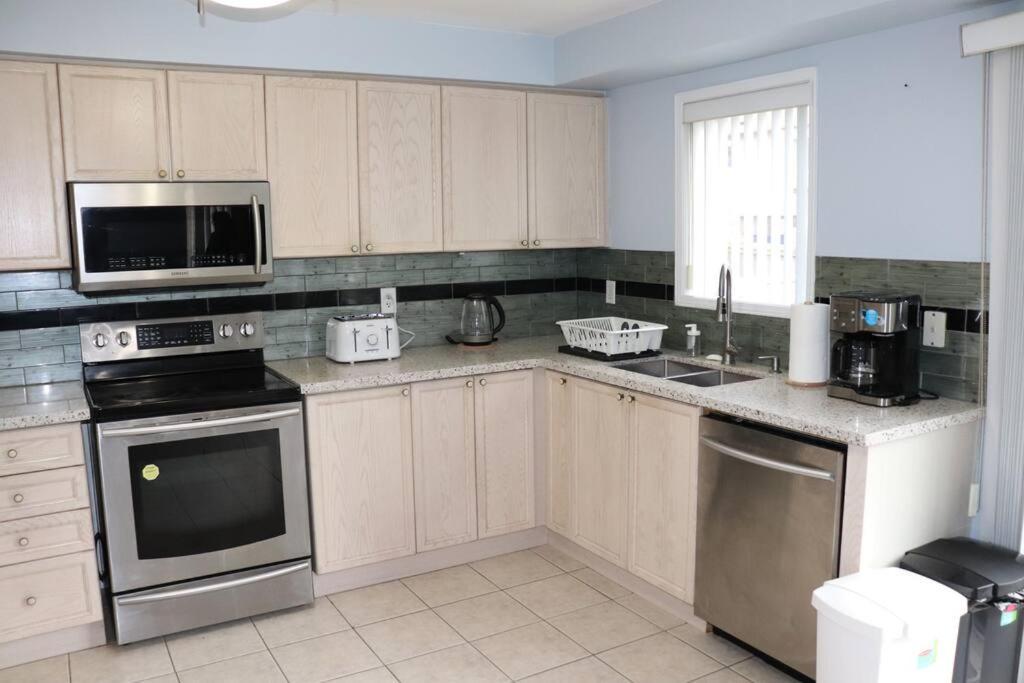 Entire 4 Bed Room Detached Residential Home 埃杰克斯 外观 照片