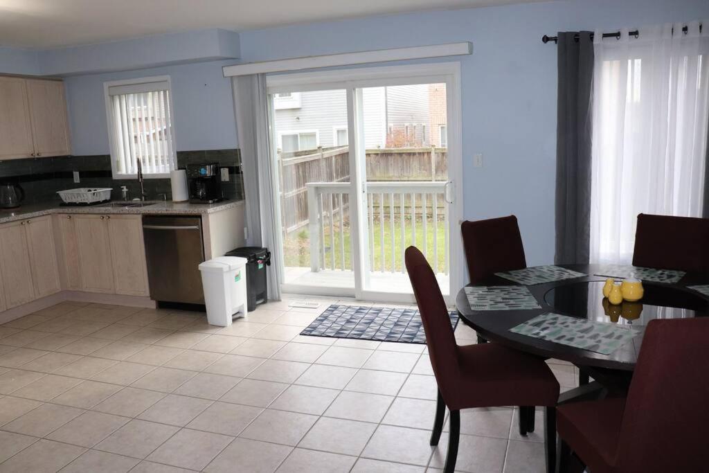 Entire 4 Bed Room Detached Residential Home 埃杰克斯 外观 照片